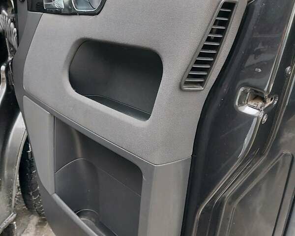 Черный Фольксваген Мультиван, объемом двигателя 2.5 л и пробегом 309 тыс. км за 10000 $, фото 22 на Automoto.ua