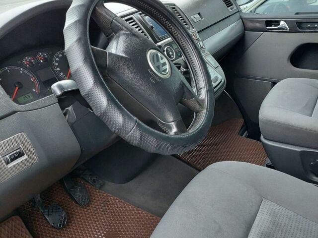 Черный Фольксваген Мультиван, объемом двигателя 2.5 л и пробегом 308 тыс. км за 10000 $, фото 23 на Automoto.ua