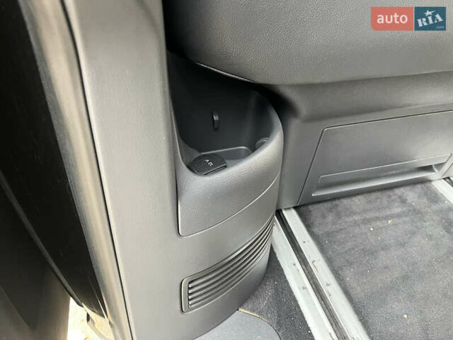 Черный Фольксваген Мультиван, объемом двигателя 3.2 л и пробегом 256 тыс. км за 15400 $, фото 20 на Automoto.ua