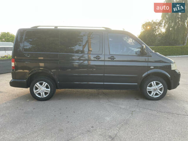Черный Фольксваген Мультиван, объемом двигателя 2.5 л и пробегом 355 тыс. км за 9500 $, фото 4 на Automoto.ua