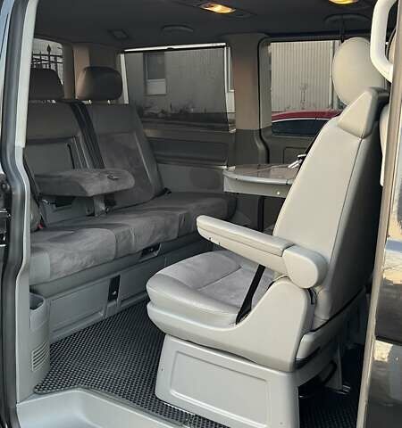 Черный Фольксваген Мультиван, объемом двигателя 2.5 л и пробегом 377 тыс. км за 11990 $, фото 6 на Automoto.ua