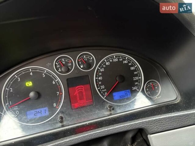 Черный Фольксваген Мультиван, объемом двигателя 3.2 л и пробегом 305 тыс. км за 8700 $, фото 19 на Automoto.ua