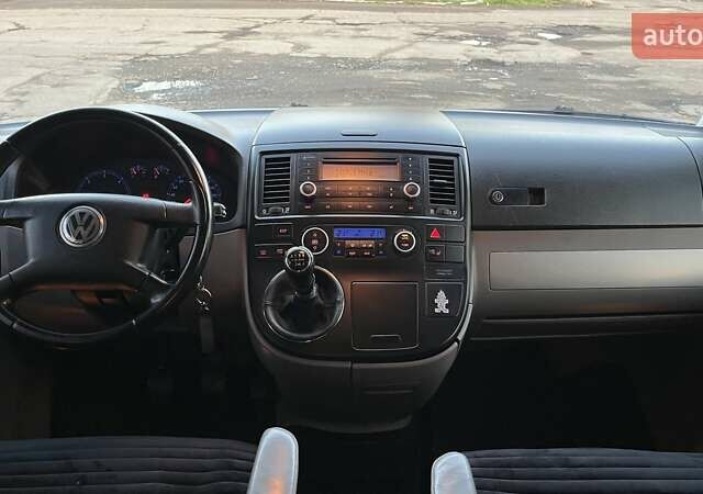 Черный Фольксваген Мультиван, объемом двигателя 2.5 л и пробегом 377 тыс. км за 11990 $, фото 15 на Automoto.ua