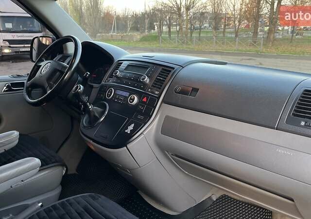 Черный Фольксваген Мультиван, объемом двигателя 2.5 л и пробегом 377 тыс. км за 11990 $, фото 3 на Automoto.ua