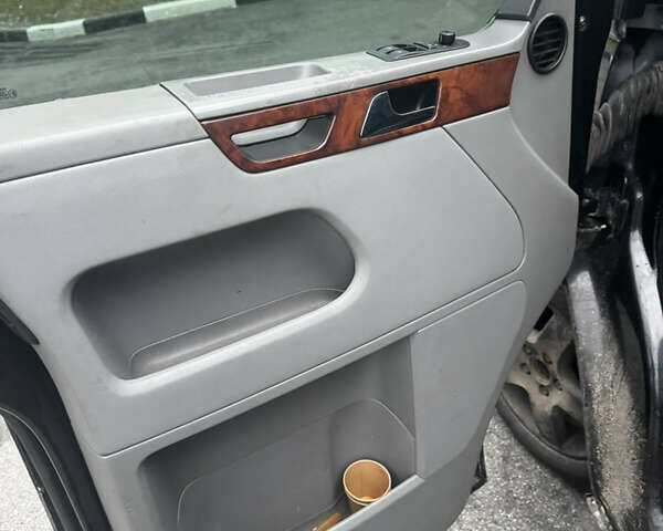 Черный Фольксваген Мультиван, объемом двигателя 3.2 л и пробегом 250 тыс. км за 8500 $, фото 9 на Automoto.ua