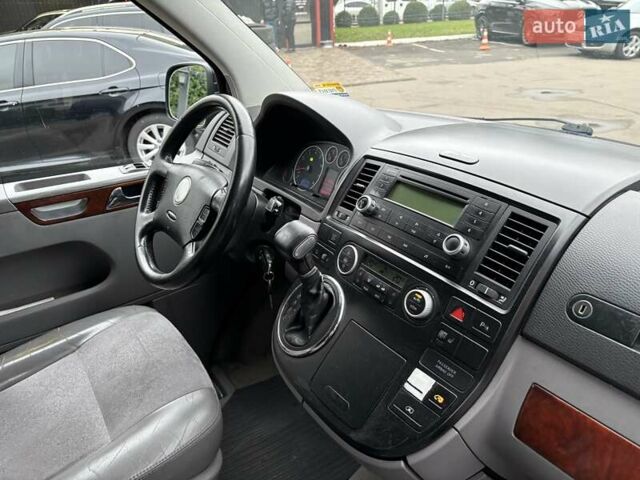 Черный Фольксваген Мультиван, объемом двигателя 3.2 л и пробегом 305 тыс. км за 8700 $, фото 8 на Automoto.ua