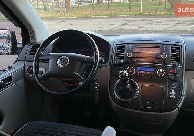 Черный Фольксваген Мультиван, объемом двигателя 2.5 л и пробегом 377 тыс. км за 11990 $, фото 16 на Automoto.ua