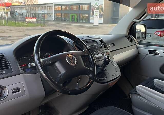 Черный Фольксваген Мультиван, объемом двигателя 2.5 л и пробегом 377 тыс. км за 11990 $, фото 2 на Automoto.ua