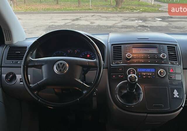 Черный Фольксваген Мультиван, объемом двигателя 2.5 л и пробегом 377 тыс. км за 11990 $, фото 17 на Automoto.ua