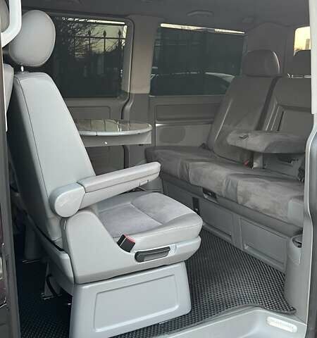 Черный Фольксваген Мультиван, объемом двигателя 2.5 л и пробегом 377 тыс. км за 11990 $, фото 8 на Automoto.ua