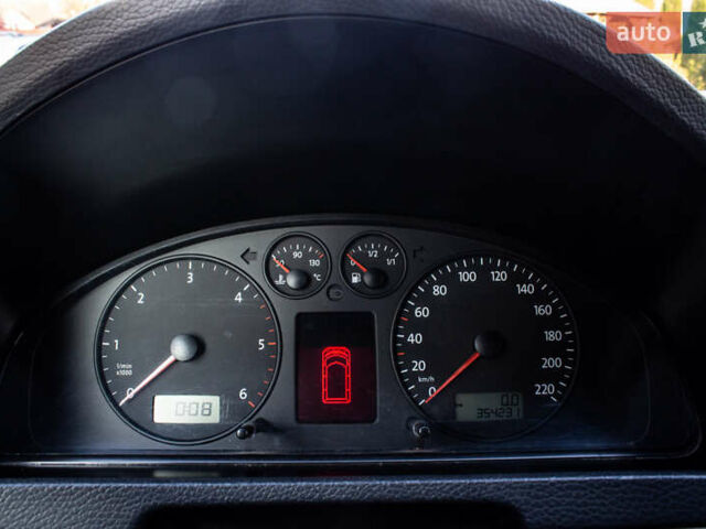 Черный Фольксваген Мультиван, объемом двигателя 2.5 л и пробегом 354 тыс. км за 13900 $, фото 1 на Automoto.ua