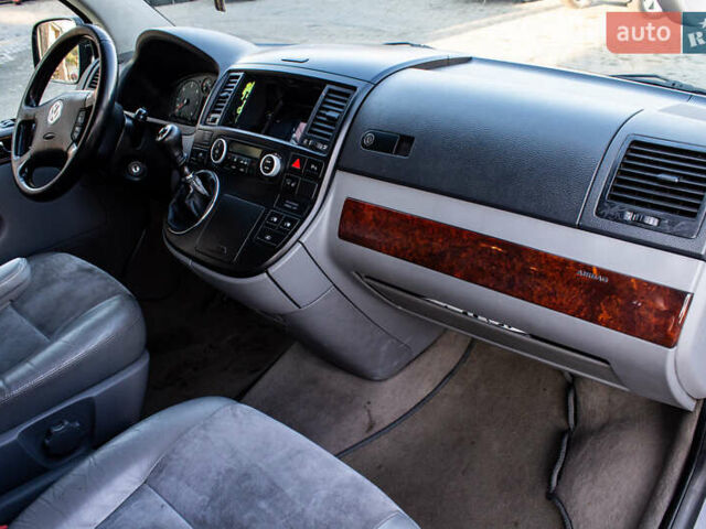 Черный Фольксваген Мультиван, объемом двигателя 2.5 л и пробегом 354 тыс. км за 13900 $, фото 24 на Automoto.ua