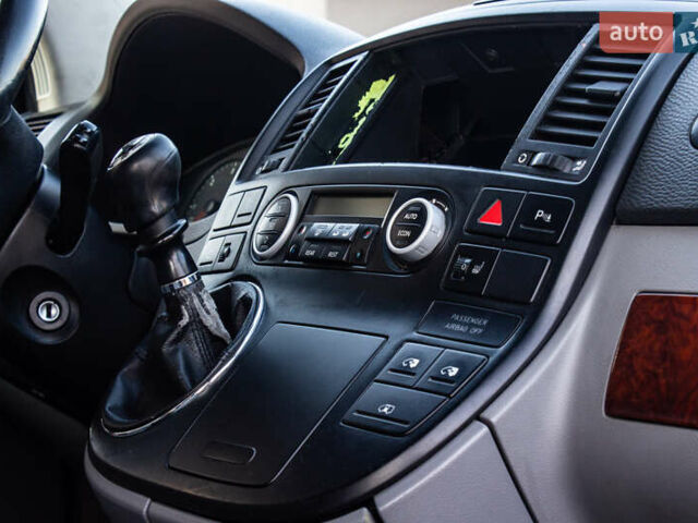 Черный Фольксваген Мультиван, объемом двигателя 2.5 л и пробегом 354 тыс. км за 13900 $, фото 23 на Automoto.ua