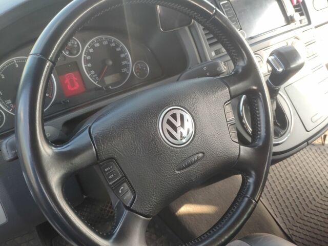 Черный Фольксваген Мультиван, объемом двигателя 1.6 л и пробегом 170 тыс. км за 16000 $, фото 6 на Automoto.ua