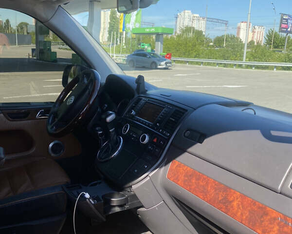 Черный Фольксваген Мультиван, объемом двигателя 2.5 л и пробегом 305 тыс. км за 16000 $, фото 11 на Automoto.ua