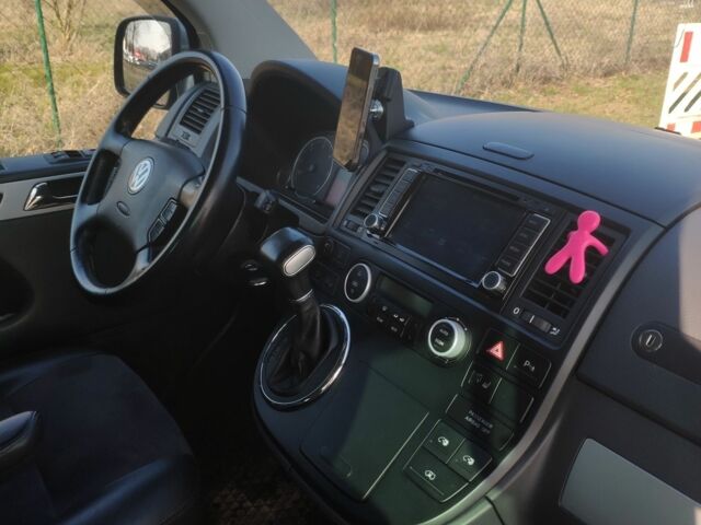 Черный Фольксваген Мультиван, объемом двигателя 1.6 л и пробегом 170 тыс. км за 16000 $, фото 4 на Automoto.ua