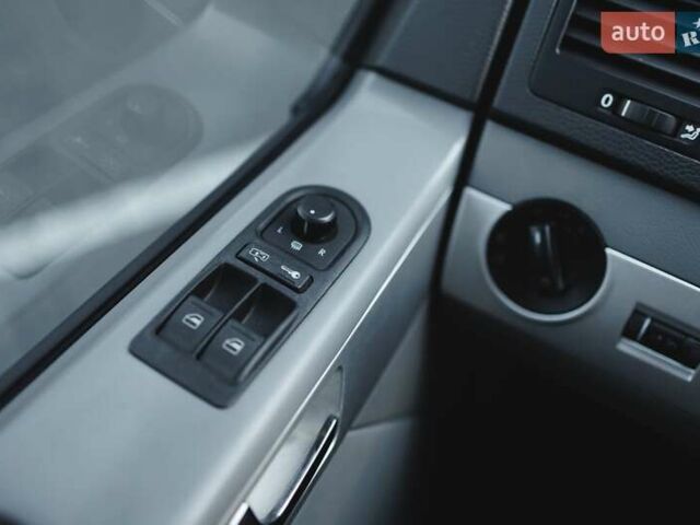 Черный Фольксваген Мультиван, объемом двигателя 2.47 л и пробегом 201 тыс. км за 14000 $, фото 2 на Automoto.ua