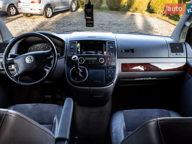 Черный Фольксваген Мультиван, объемом двигателя 2.5 л и пробегом 354 тыс. км за 13900 $, фото 21 на Automoto.ua