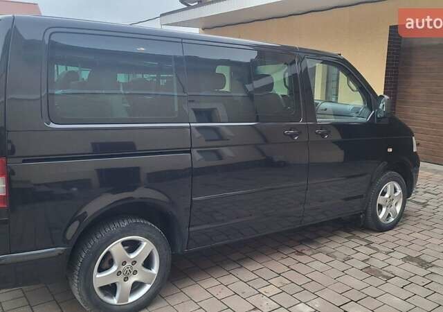 Черный Фольксваген Мультиван, объемом двигателя 3.2 л и пробегом 325 тыс. км за 12000 $, фото 1 на Automoto.ua