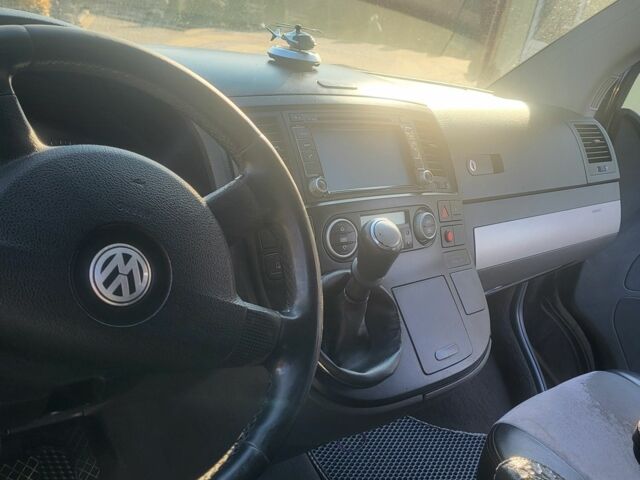 Черный Фольксваген Мультиван, объемом двигателя 2.5 л и пробегом 428 тыс. км за 10700 $, фото 8 на Automoto.ua