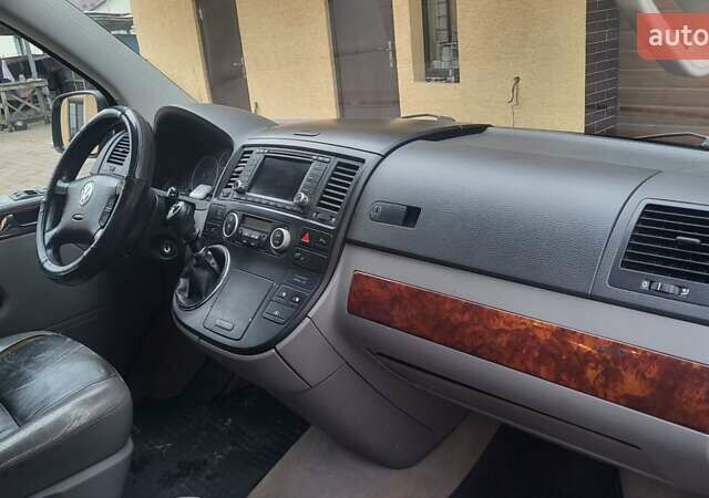 Черный Фольксваген Мультиван, объемом двигателя 3.2 л и пробегом 325 тыс. км за 12000 $, фото 4 на Automoto.ua