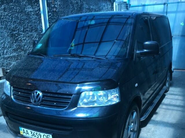 Черный Фольксваген Мультиван, объемом двигателя 3.2 л и пробегом 220 тыс. км за 20747 $, фото 1 на Automoto.ua