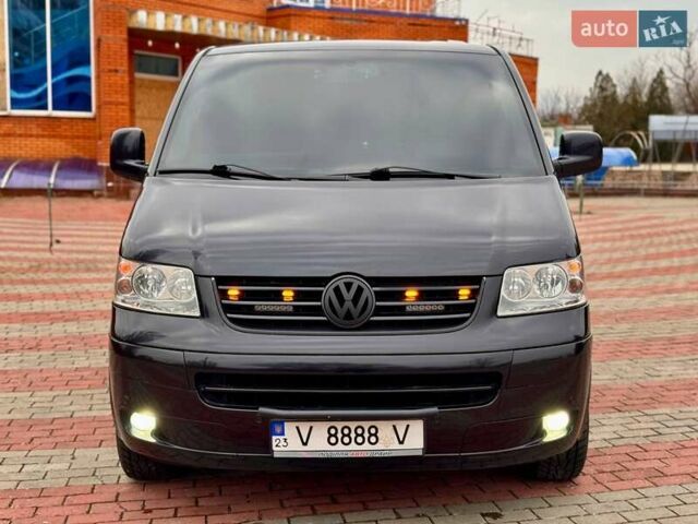 Черный Фольксваген Мультиван, объемом двигателя 2.46 л и пробегом 400 тыс. км за 18500 $, фото 1 на Automoto.ua