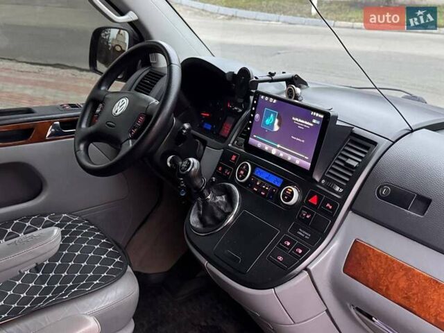 Черный Фольксваген Мультиван, объемом двигателя 2.46 л и пробегом 400 тыс. км за 18500 $, фото 9 на Automoto.ua