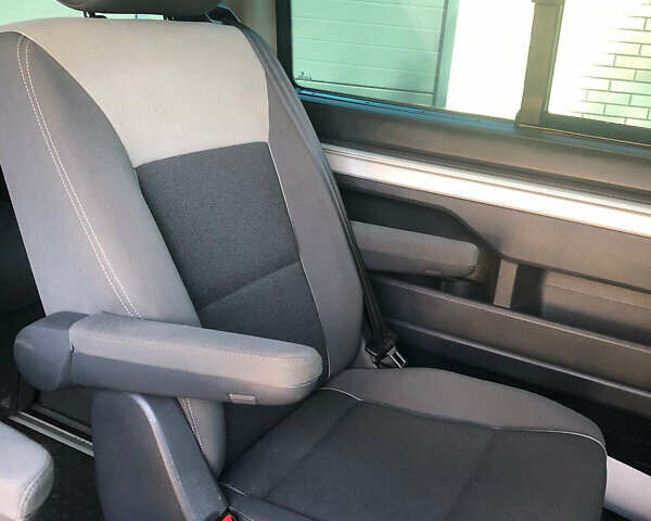 Черный Фольксваген Мультиван, объемом двигателя 2 л и пробегом 261 тыс. км за 20000 $, фото 17 на Automoto.ua