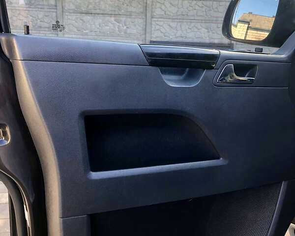 Черный Фольксваген Мультиван, объемом двигателя 2 л и пробегом 261 тыс. км за 20000 $, фото 22 на Automoto.ua