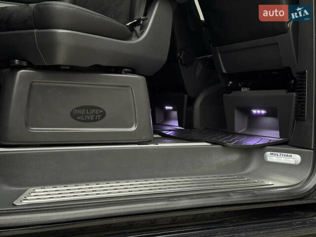 Черный Фольксваген Мультиван, объемом двигателя 2 л и пробегом 299 тыс. км за 24750 $, фото 45 на Automoto.ua