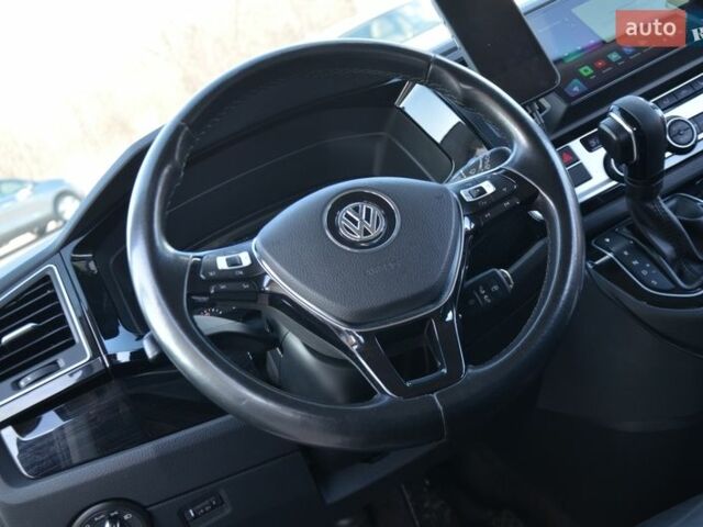 Чорний Фольксваген Мультиван, об'ємом двигуна 2 л та пробігом 216 тис. км за 41555 $, фото 50 на Automoto.ua