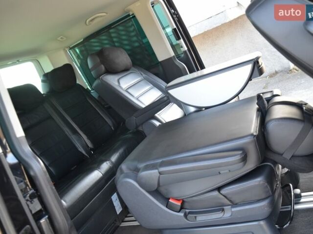 Чорний Фольксваген Мультиван, об'ємом двигуна 2 л та пробігом 216 тис. км за 41555 $, фото 65 на Automoto.ua