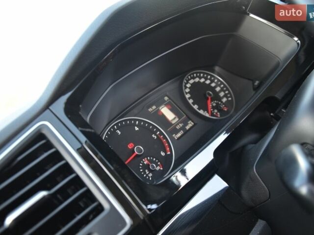 Чорний Фольксваген Мультиван, об'ємом двигуна 2 л та пробігом 216 тис. км за 41555 $, фото 40 на Automoto.ua