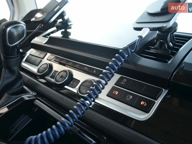 Чорний Фольксваген Мультиван, об'ємом двигуна 2 л та пробігом 216 тис. км за 41555 $, фото 68 на Automoto.ua