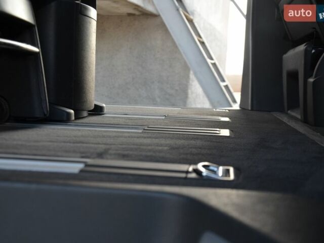 Чорний Фольксваген Мультиван, об'ємом двигуна 2 л та пробігом 216 тис. км за 41555 $, фото 64 на Automoto.ua