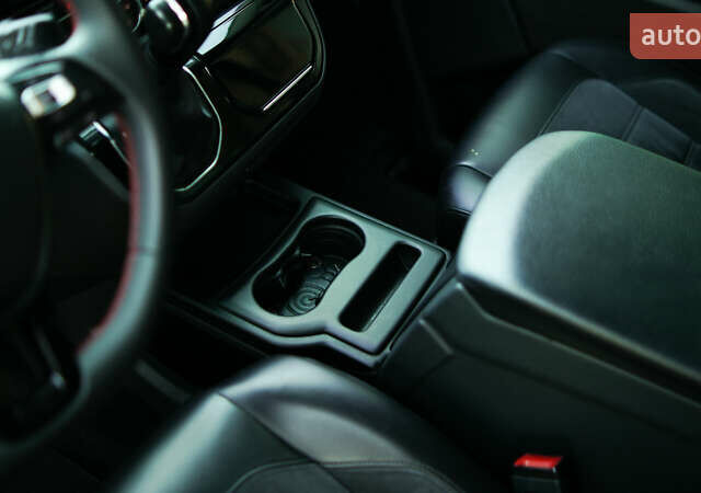 Чорний Фольксваген Мультиван, об'ємом двигуна 2 л та пробігом 265 тис. км за 45000 $, фото 35 на Automoto.ua