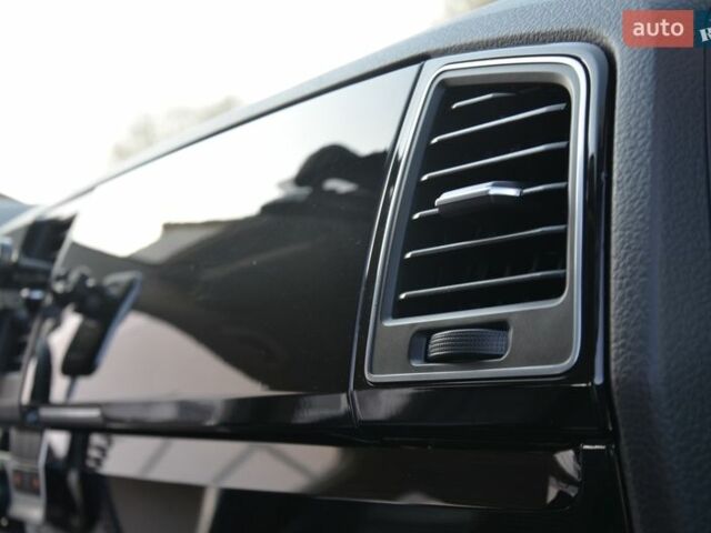 Чорний Фольксваген Мультиван, об'ємом двигуна 2 л та пробігом 216 тис. км за 41555 $, фото 69 на Automoto.ua