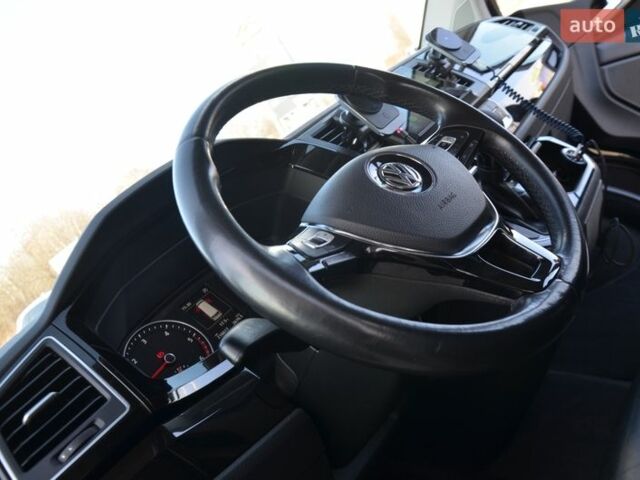 Чорний Фольксваген Мультиван, об'ємом двигуна 2 л та пробігом 216 тис. км за 41555 $, фото 39 на Automoto.ua