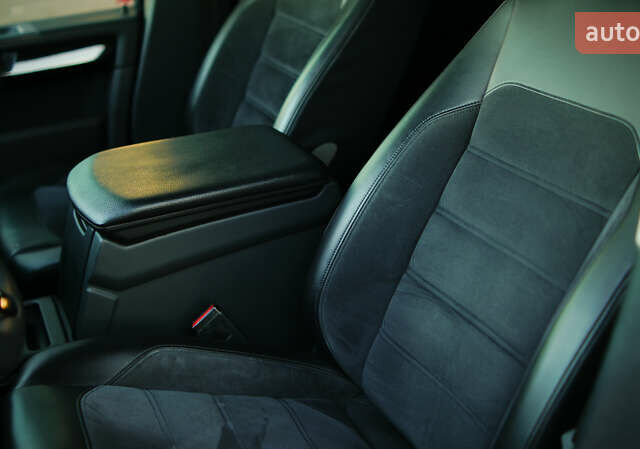 Чорний Фольксваген Мультиван, об'ємом двигуна 2 л та пробігом 265 тис. км за 45000 $, фото 27 на Automoto.ua