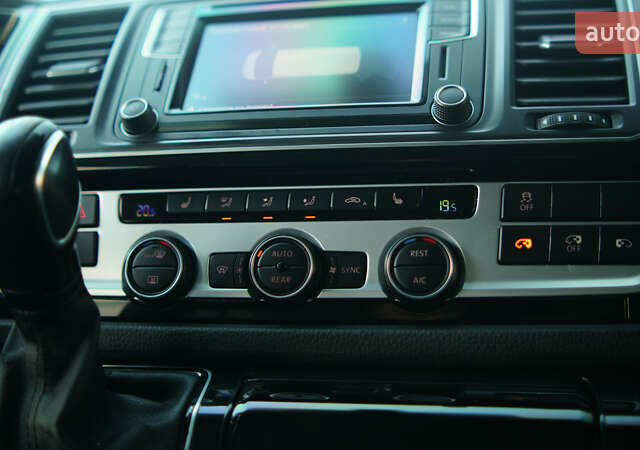 Чорний Фольксваген Мультиван, об'ємом двигуна 2 л та пробігом 265 тис. км за 45000 $, фото 34 на Automoto.ua