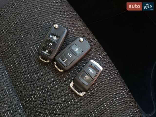 Черный Фольксваген Мультиван, объемом двигателя 2 л и пробегом 255 тыс. км за 34500 $, фото 89 на Automoto.ua