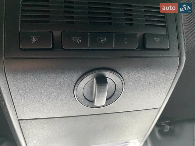 Черный Фольксваген Мультиван, объемом двигателя 2 л и пробегом 223 тыс. км за 37000 $, фото 11 на Automoto.ua