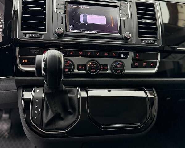 Черный Фольксваген Мультиван, объемом двигателя 2 л и пробегом 135 тыс. км за 43500 $, фото 12 на Automoto.ua