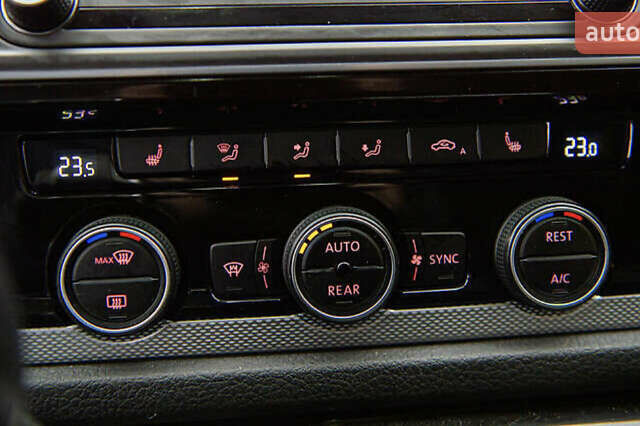 Черный Фольксваген Мультиван, объемом двигателя 2 л и пробегом 104 тыс. км за 50000 $, фото 13 на Automoto.ua