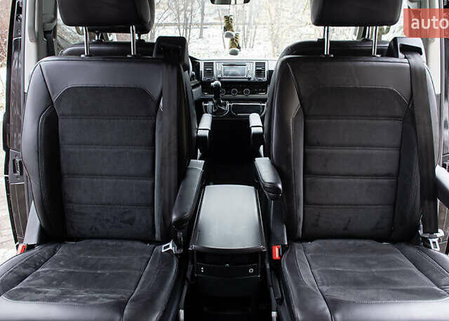 Черный Фольксваген Мультиван, объемом двигателя 2 л и пробегом 104 тыс. км за 50000 $, фото 15 на Automoto.ua