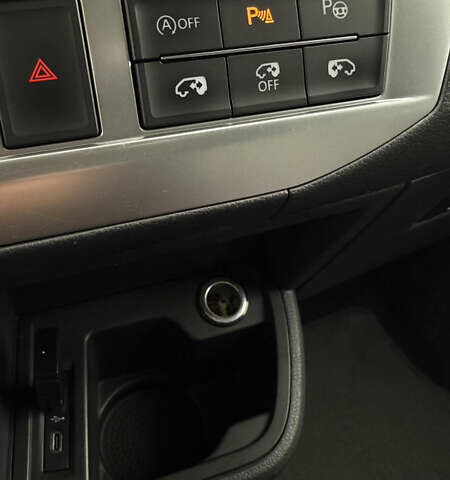 Чорний Фольксваген Мультиван, об'ємом двигуна 1.97 л та пробігом 176 тис. км за 49700 $, фото 17 на Automoto.ua