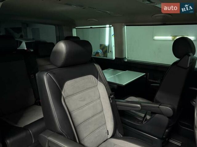 Чорний Фольксваген Мультиван, об'ємом двигуна 2 л та пробігом 151 тис. км за 55200 $, фото 17 на Automoto.ua