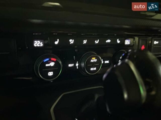 Черный Фольксваген Мультиван, объемом двигателя 2 л и пробегом 151 тыс. км за 59200 $, фото 36 на Automoto.ua