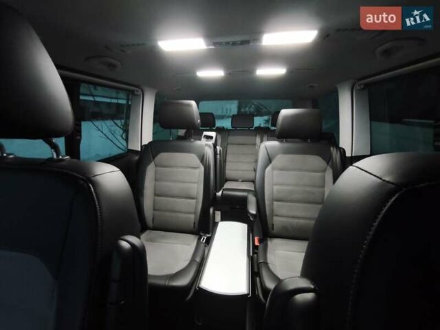 Черный Фольксваген Мультиван, объемом двигателя 1.97 л и пробегом 28 тыс. км за 90000 $, фото 2 на Automoto.ua